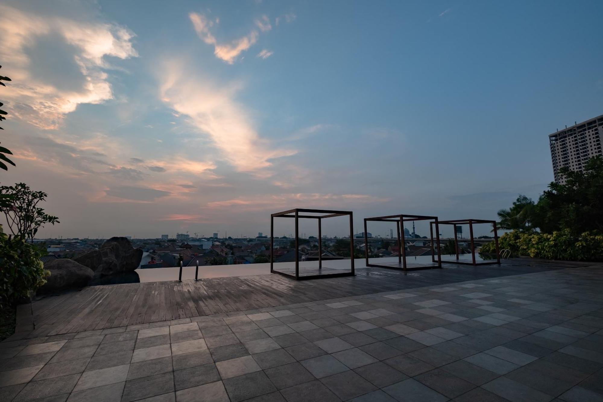 Oyo 2245 Apartment Grand Kamala Lagoon Bekasi Exterior photo